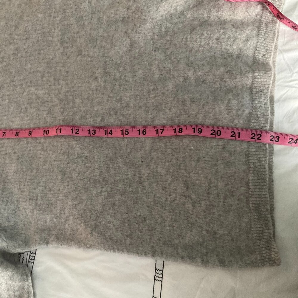 100% grey cashmere sweater Tahari Pure Luxe - Picture 6 of 6
